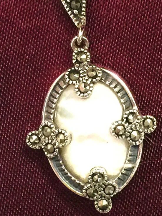 VINTAGE MOTHER OF PEARL STERLING SILVER EARRINGS - Picture 3 of 4